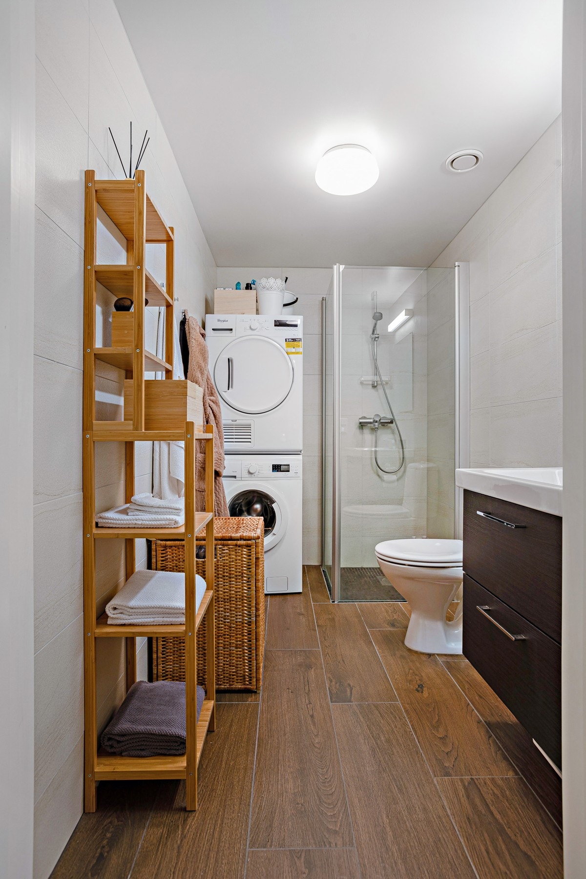 Begge bad har dusj med innfellbare glassvegger, innredning med heldekkende servant, toalett og opplegg for vaskemaskin og tørketrommel. Galleribilde