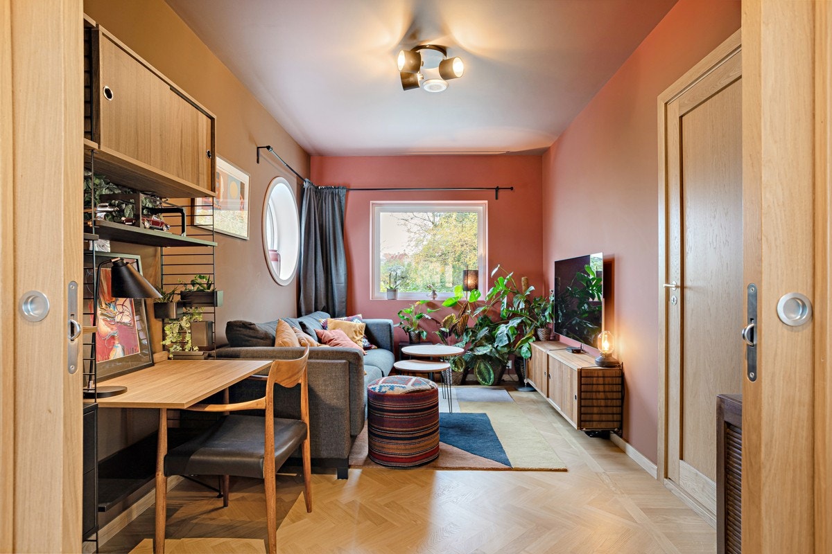 Innenfor stuen er TV-stuen hvor man kan trekke seg tilbake. Baderom innenfor. Galleribilde