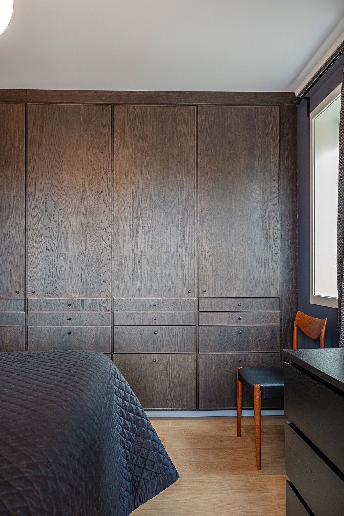 Stor plassbygget garderobeløsning på hovedsoverommet. Galleribilde