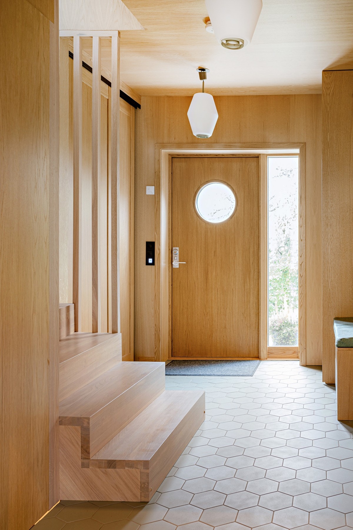 Entréen har god plass til yttertøy og sko med sine plassbygde garderobeløsninger og sittebenk. Galleribilde