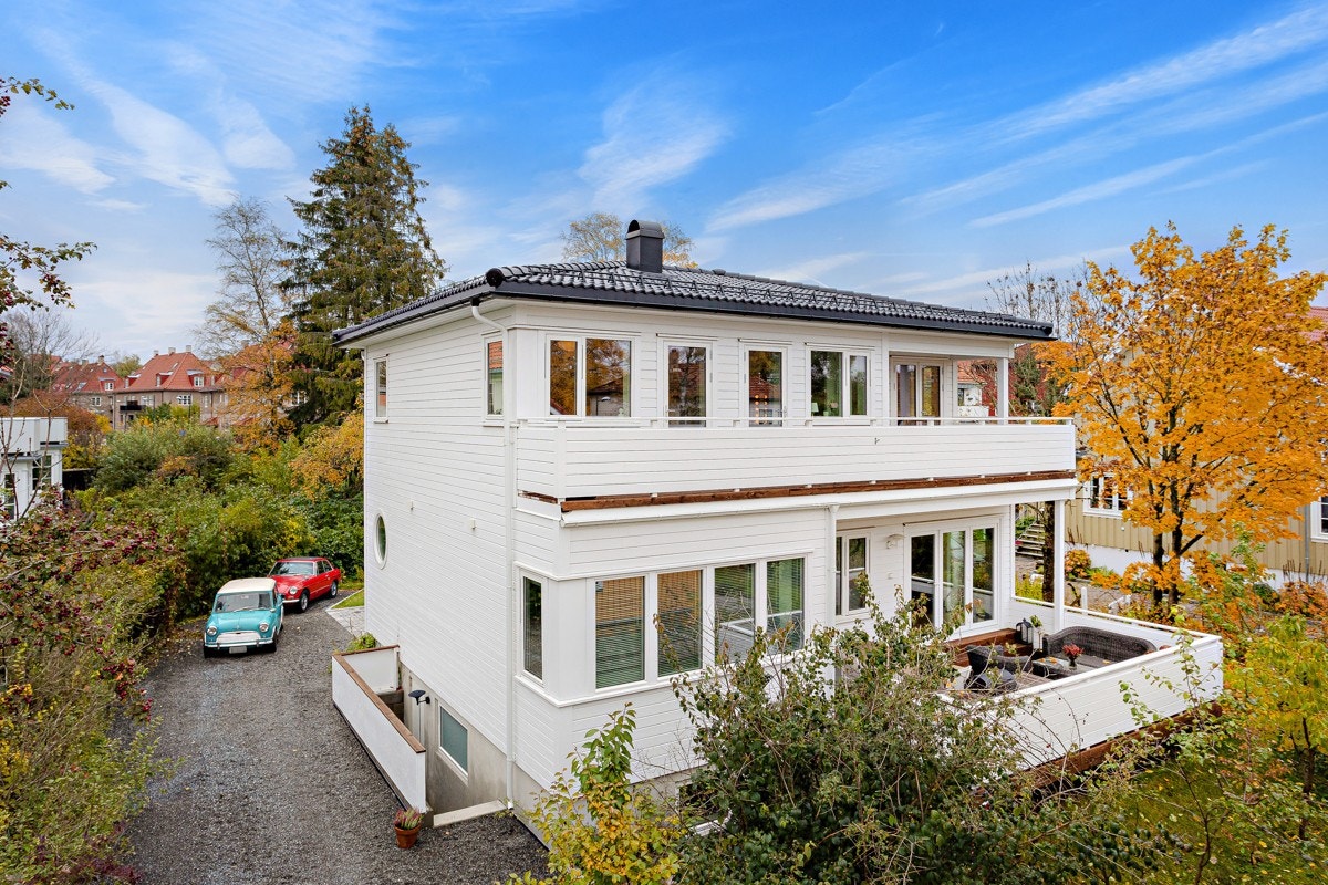 Nydelig nybygget enebolig med flotte detaljer, gjennomført design og god planløsning. Galleribilde