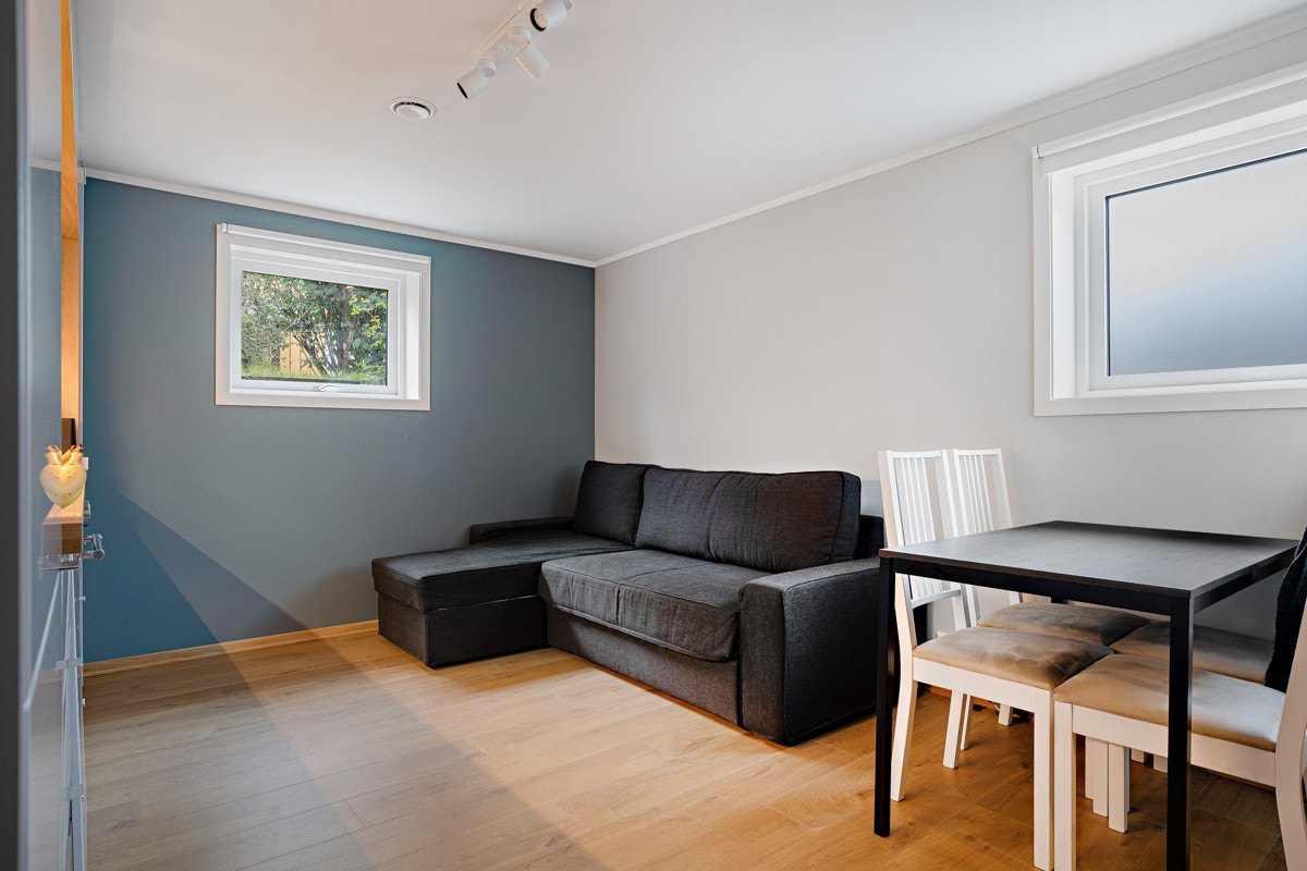 Kjøkken i kjeller har en plan kjøkkeninnredning med laminert benkeplate og nedfelt oppvaskkum. Integrert stekeovn, induksjonstopp, kjøleskap og ventilator. 120 liters varmtvannsbereder. Galleribilde