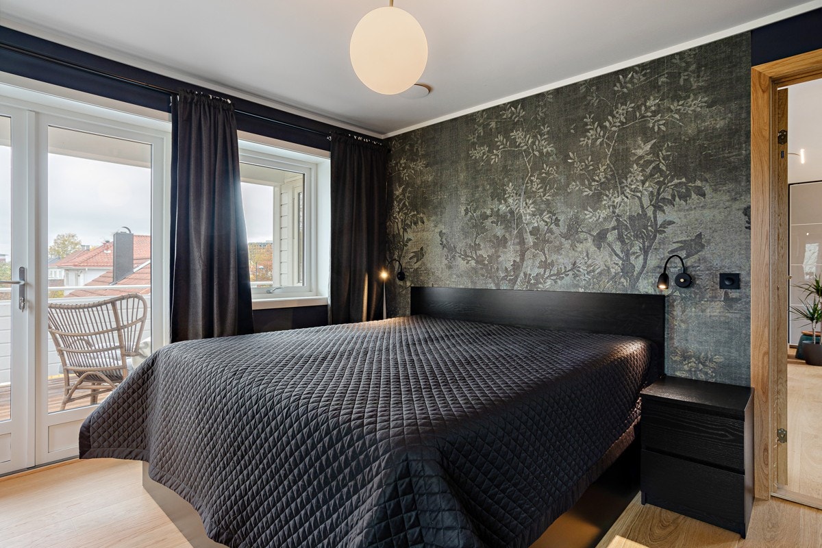 Boligen har tre lyse soverom i 2. etasje med god størrelse, alle med utgang til terrasse på ca. 16 kvm. Galleribilde