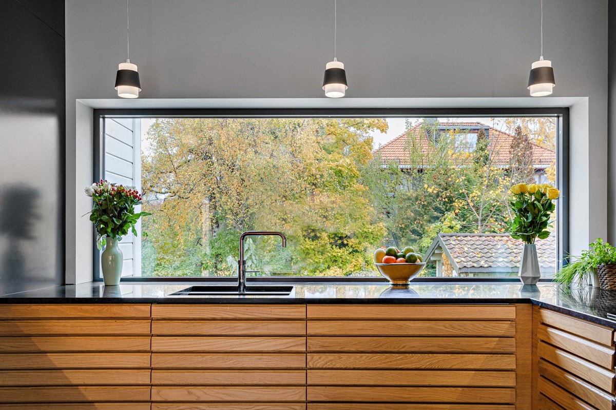 Sort steinplante med underlimt oppvaskkum. Det er installert cooker (instant varmtvann) i springen. Galleribilde