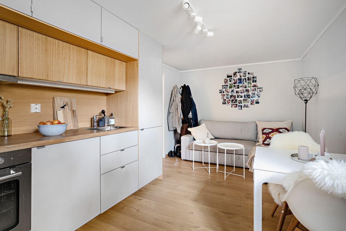 Kjelleren inneholder også to praktikantdeler bestående av rom med kjøkken (godkjent som soverom) og tilhørende bad. Galleribilde