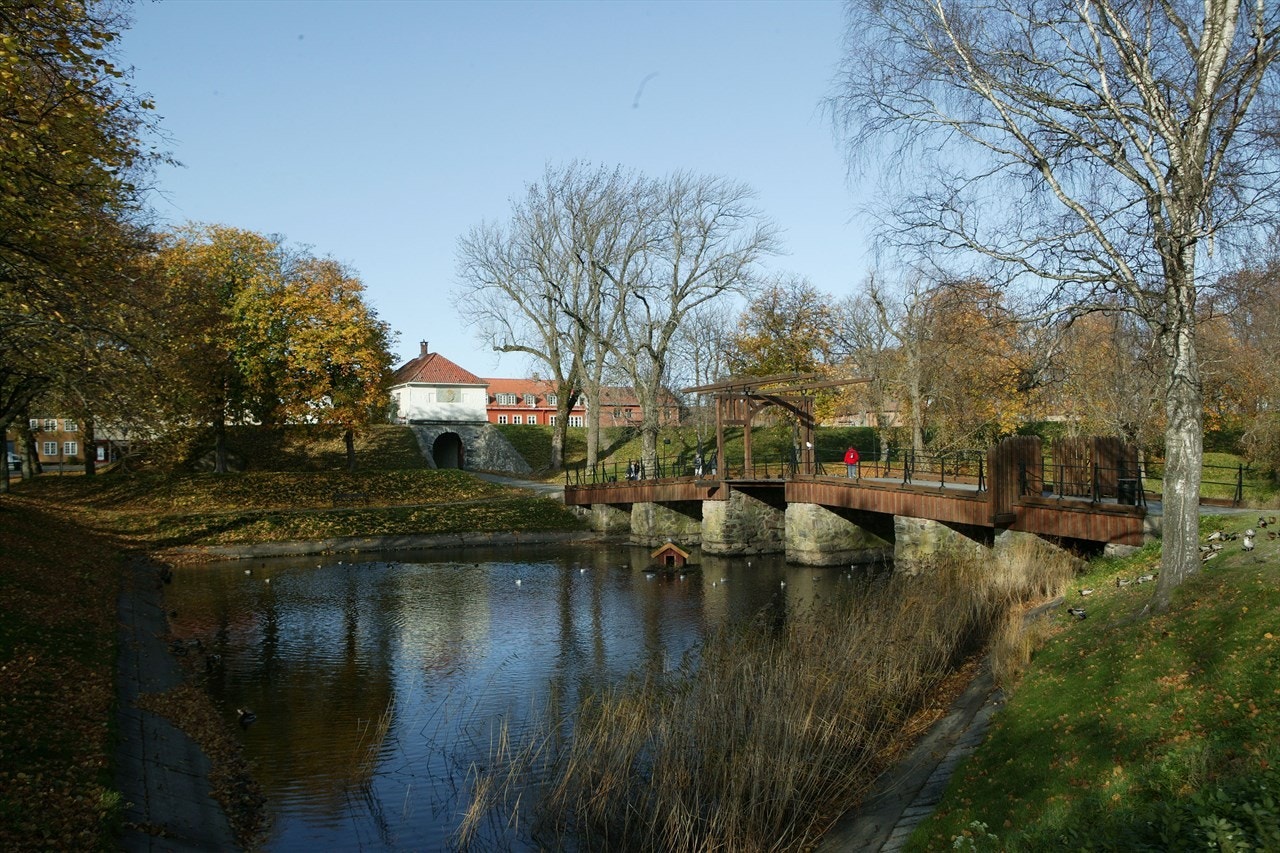 Gamlebyen har mange koselige steder - Bare 650 meter å gå og en kort fergetur over Glomma, så er du der. Galleribilde