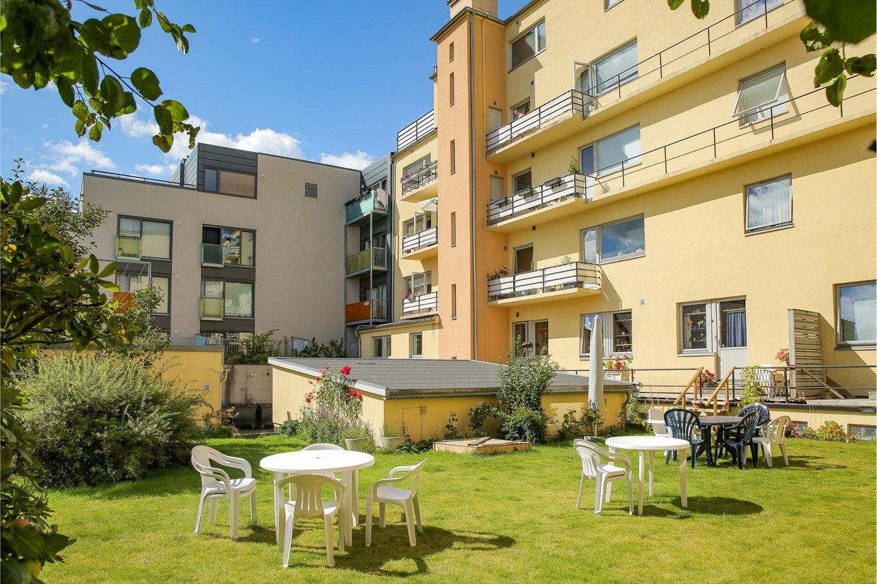 Som eier av leiligheten har du tilgang til denne skjermede og koselige bakgården. Galleribilde