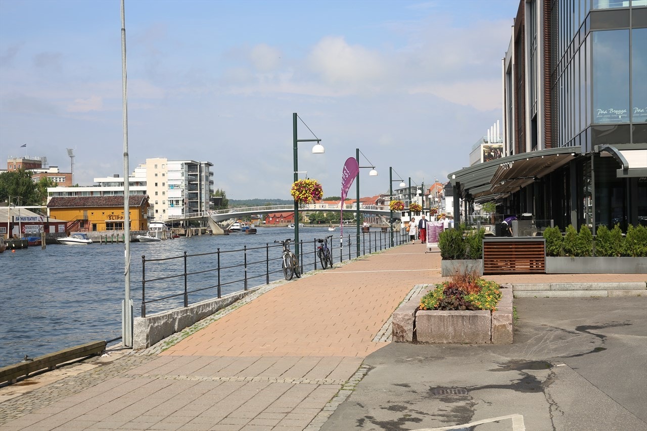 På vei langs brygga, til Stortorvet og over gangbroa til Værsteområdet. Bildet er tatt 350 meter fra leiligheten. Galleribilde