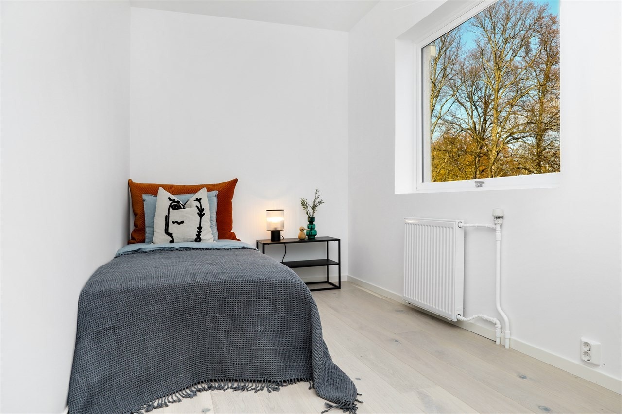 Soverom nummer 2 med Kirkeparken på utsiden - Innervegg er isolert, mot stuen Galleribilde