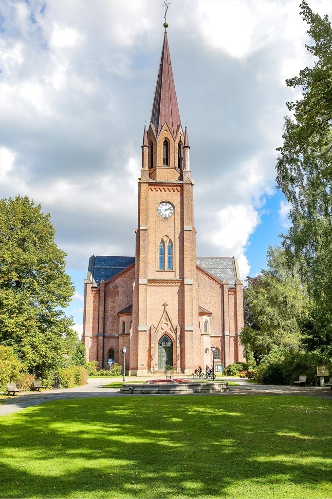 Domkirken og Kirkeparken. Det er Kirkeparken du ser fra stua i leiligheten. Galleribilde