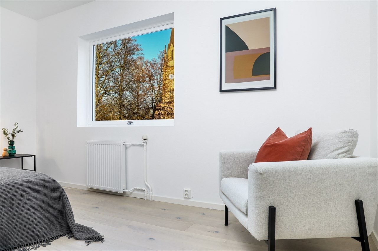 Soverom nummer 2 - Her, som i resten av leiligheten er det satt inn nye lydglass i vinduene og inner og ytterveggene er isolert. Galleribilde