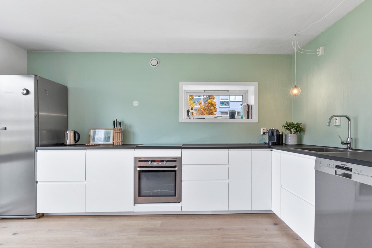 Stort og helt nytt spisekjøkken fra 2019 med hvite grepsfrie fronter og mørk benkeplate. Galleribilde