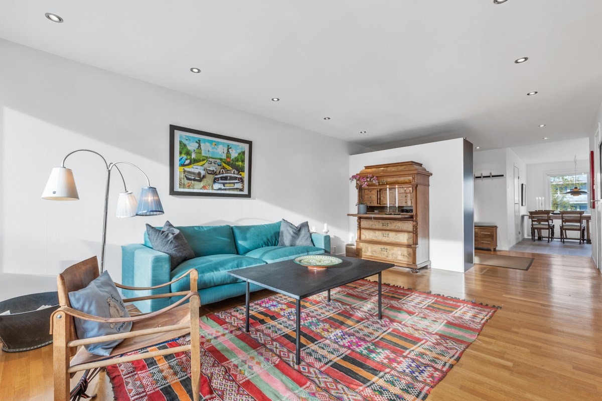 Leiligheten er nylig oppusset med nedsenket himling med downlights. Galleribilde