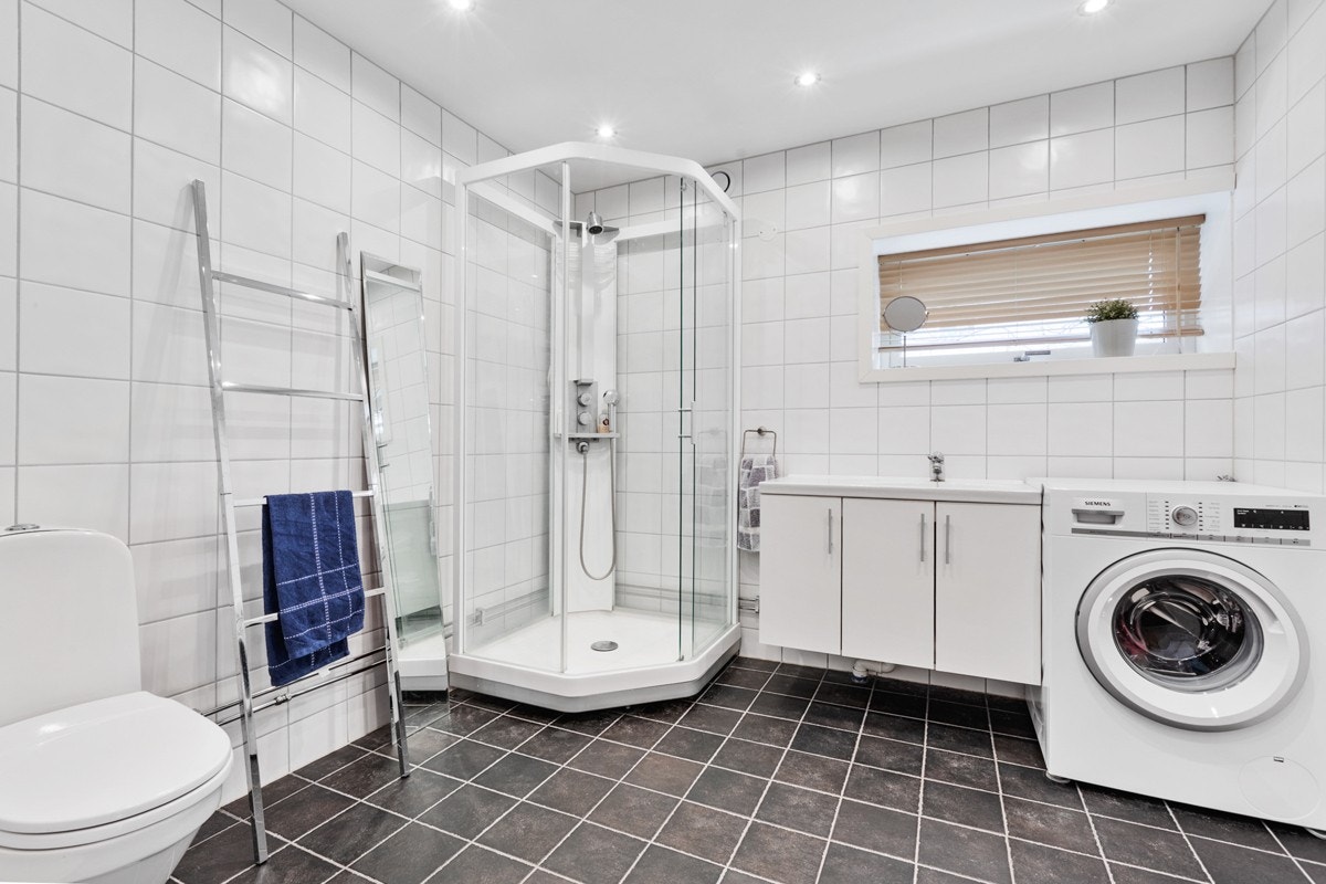 Flislagt bad fra 2011 med varmekabler og opplegg for vaskemaskin. Galleribilde