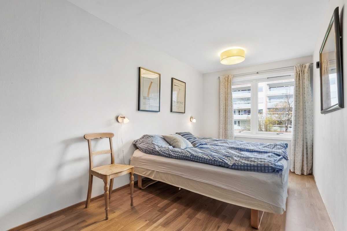 Romslig hovedsoverom med god plass til dobbeltseng og garderobeløsning. Galleribilde