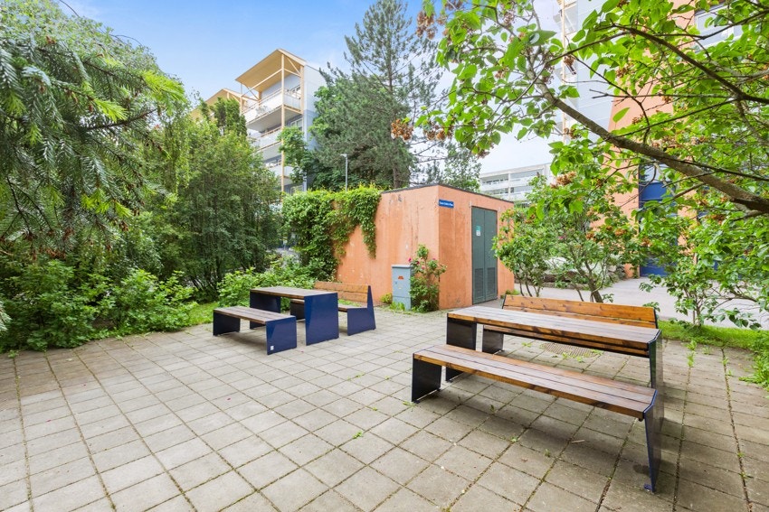 Fine uteområder og sittegrupper på borettslagets eiendom. Galleribilde