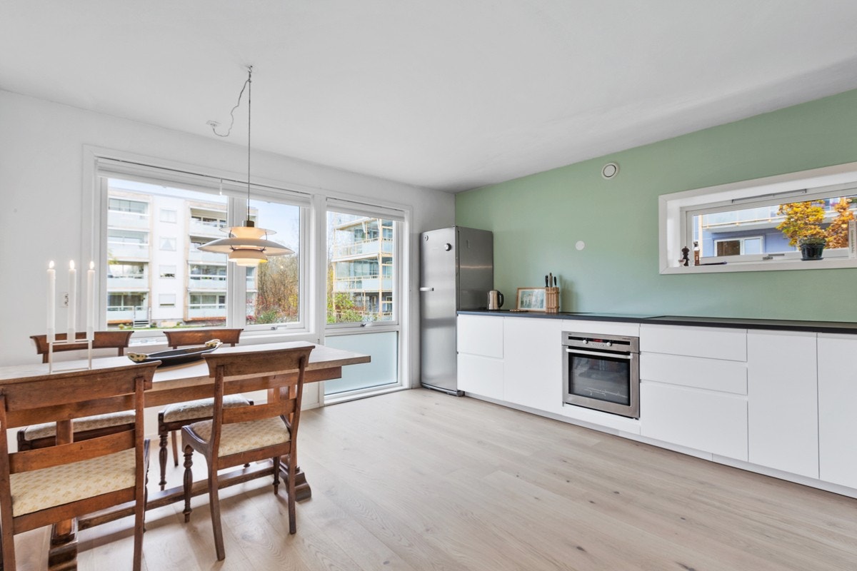 Inkluderte hvitevarer er oppvaskmaskin fra Siemens, platetopp fra Bosch, ovn fra AEG og kjøleskap fra Miele. Galleribilde