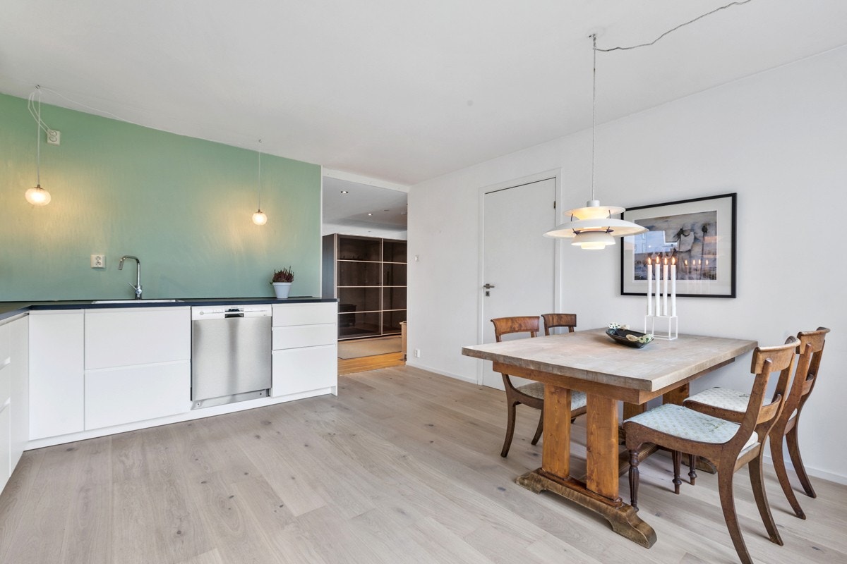 Kjøkkenet er levert av Ikea, og har laminat benkeplate med nedfelt stålkum og ett-greps blandebatteri. Galleribilde