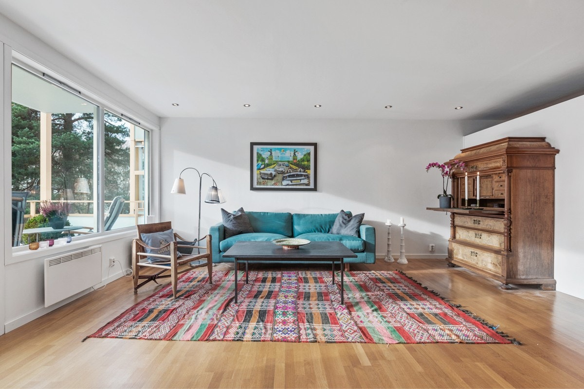 Lys og luftig stue med store vindusflater. God plass til sofagruppe. Galleribilde