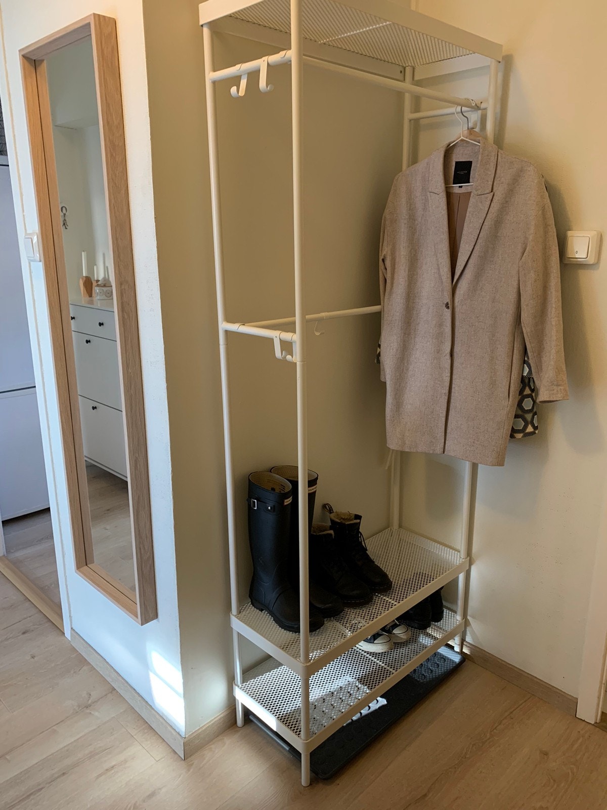 Garderobestativ i gangen Galleribilde