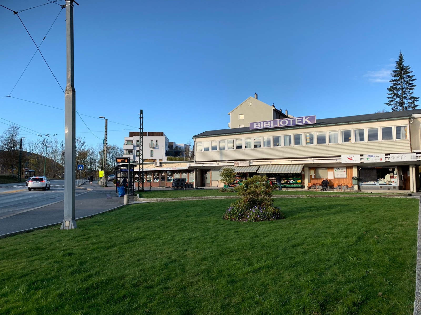 Landåstorget like ved. Her er buss, Matkroken, pizza restaurant, tannlege,frisør, bibliotek Galleribilde