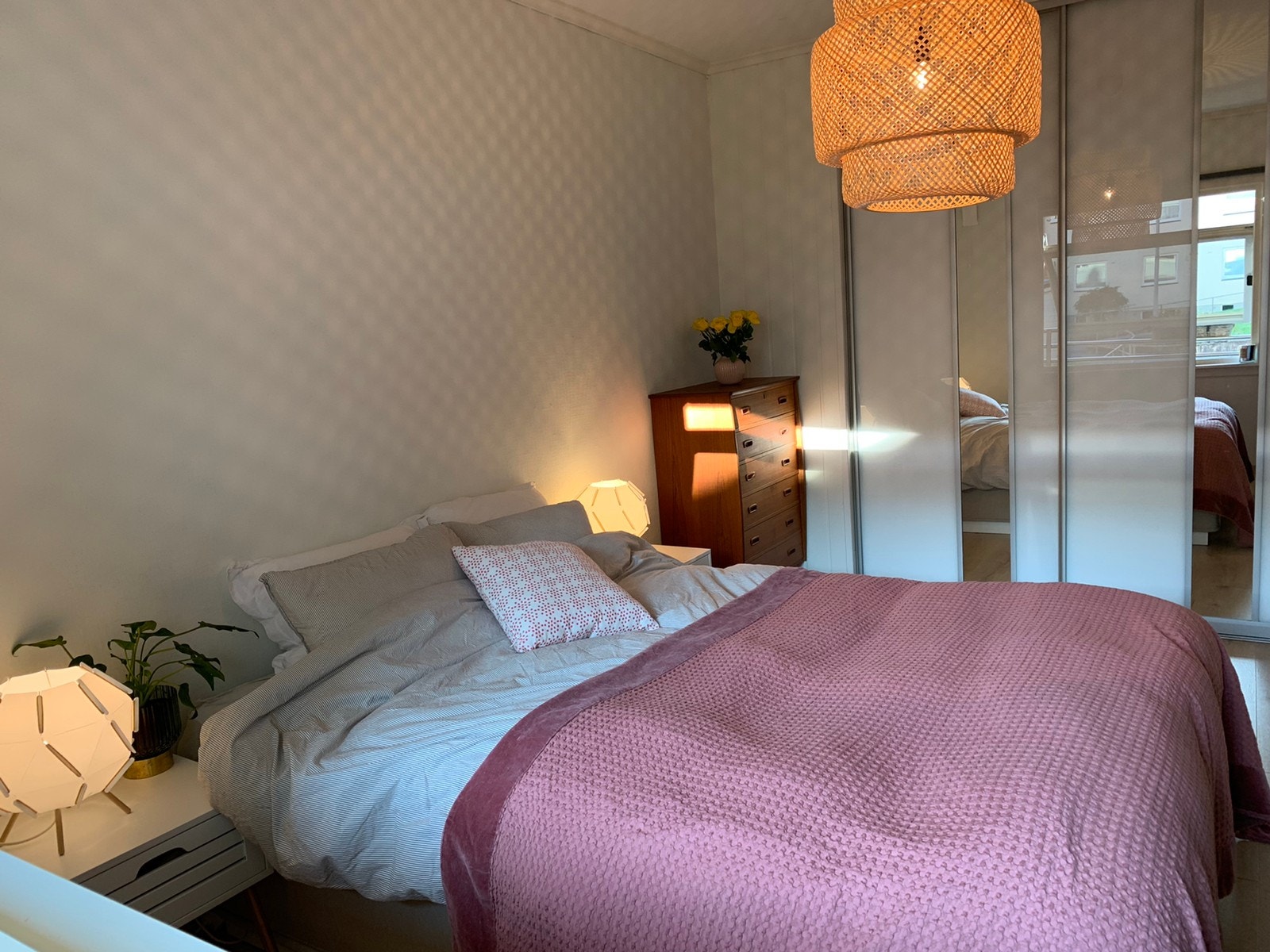 Soverom 1 med skyvedørsgarderobe Galleribilde