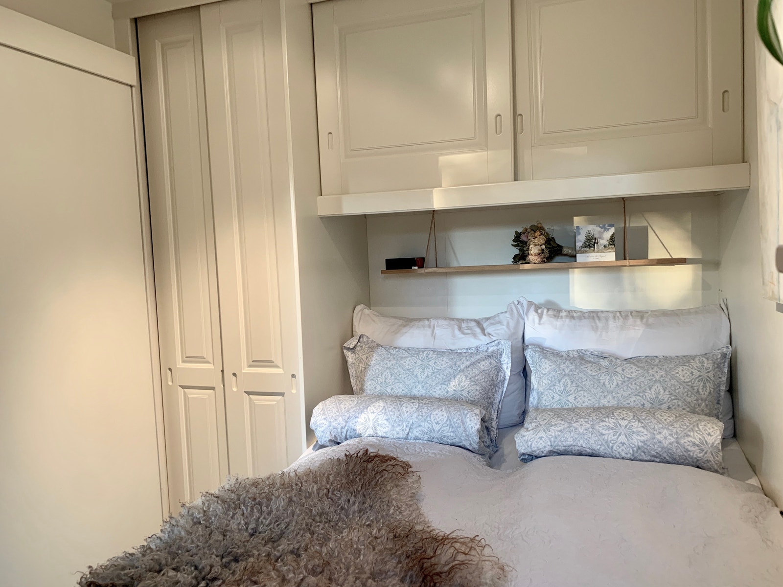 Soverom med seng Galleribilde