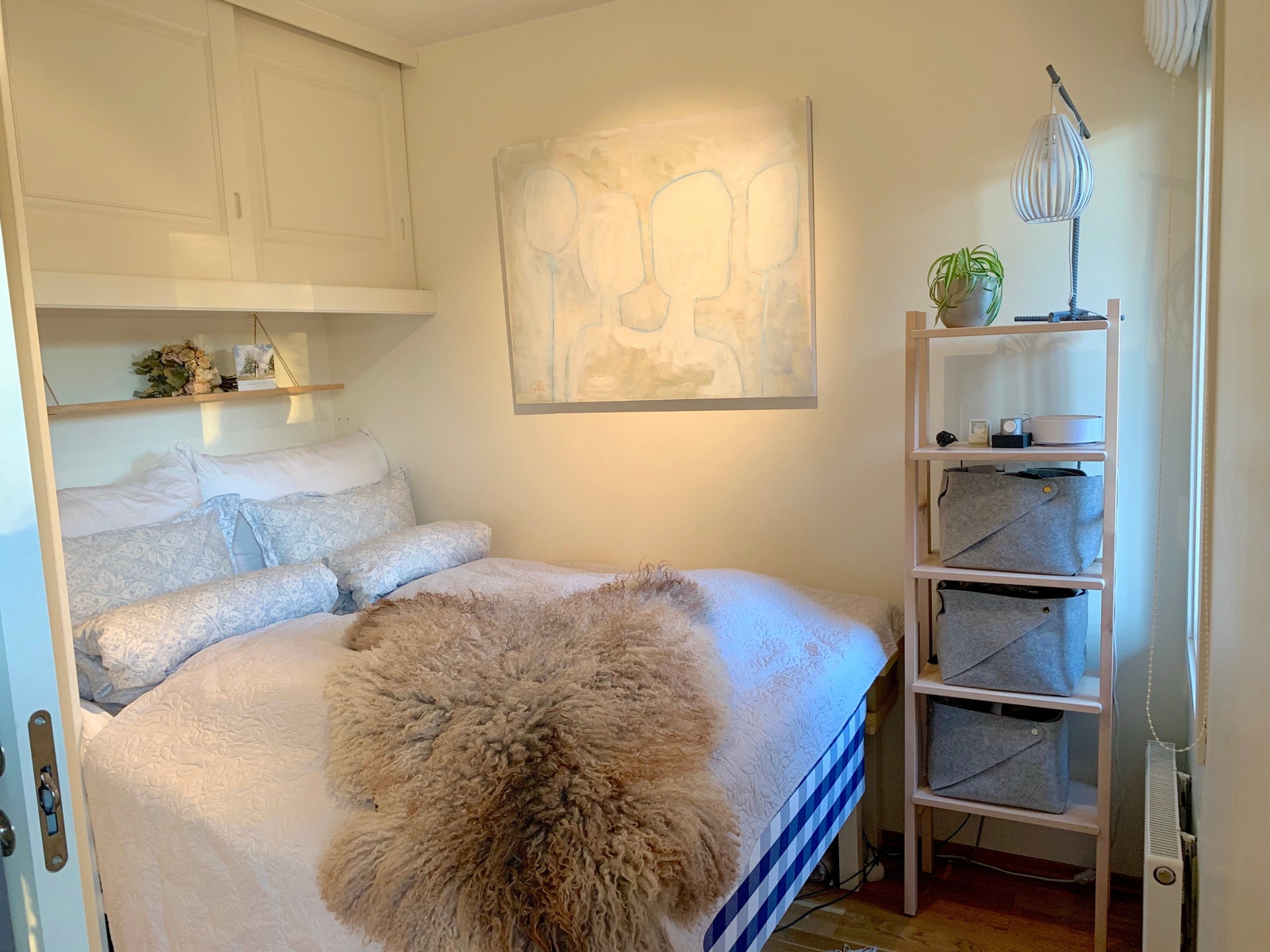 Soverom med seng Galleribilde