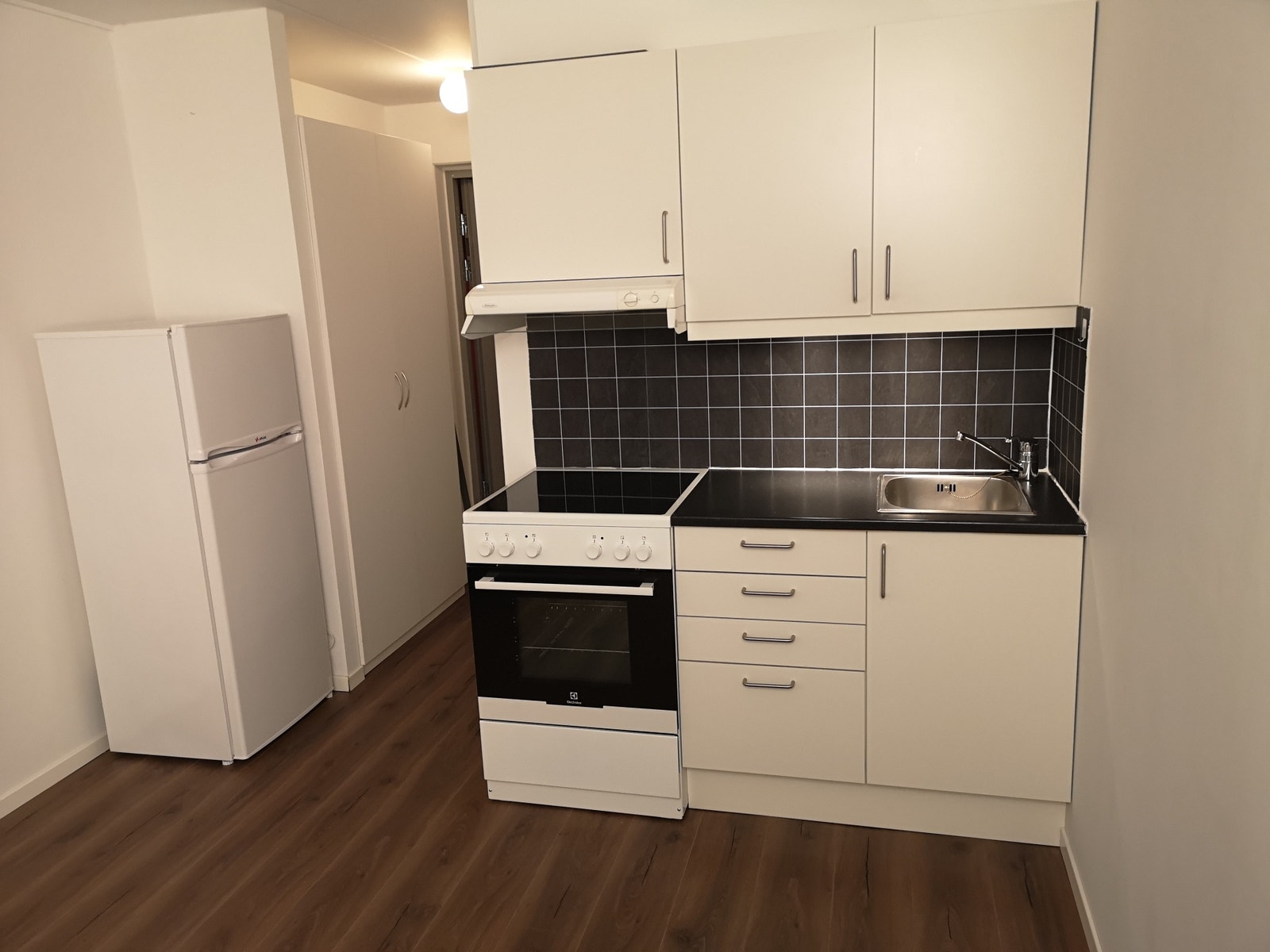 Kjøkken, med kjøl/frys og komfyr Galleribilde