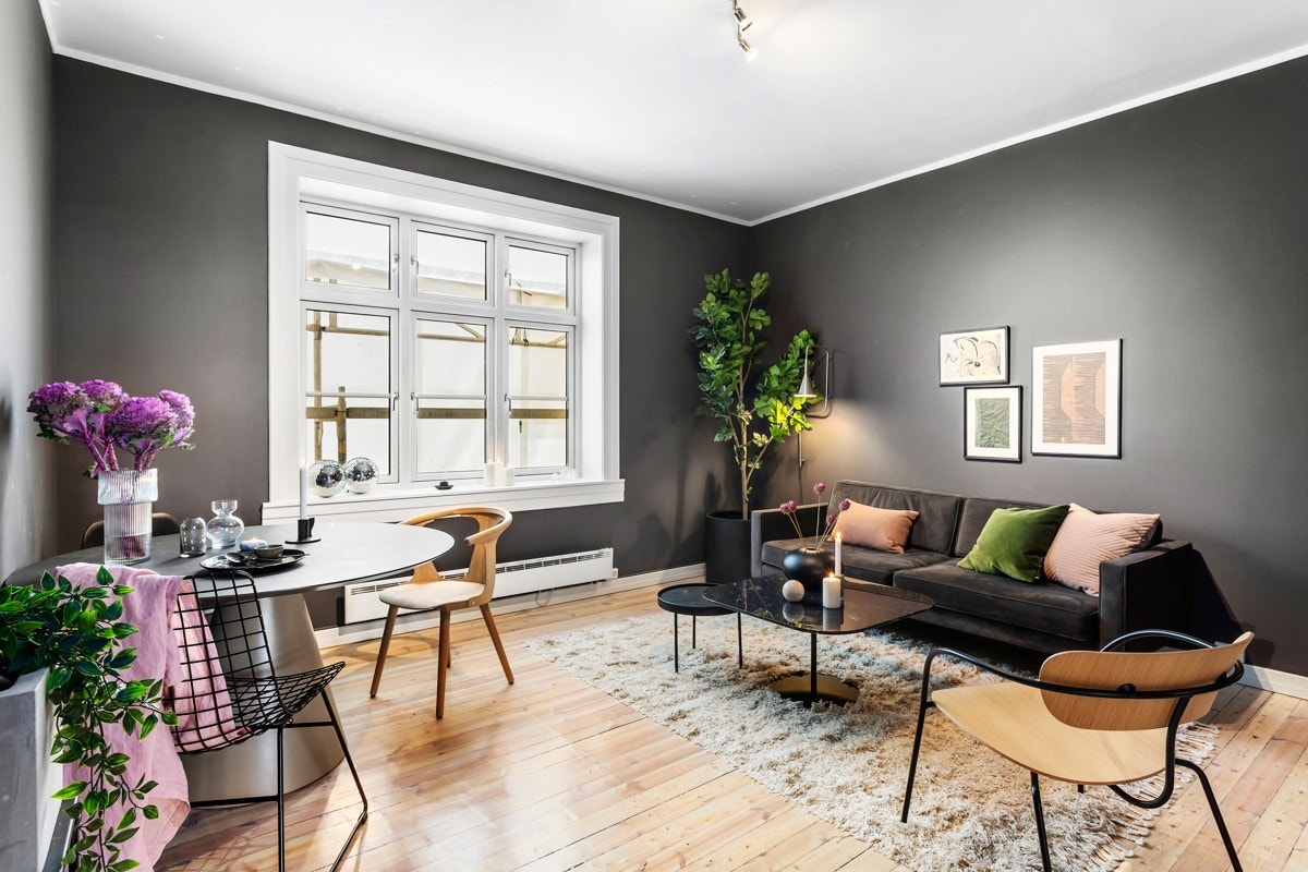 Store vindusflater som gir godt med lysinnslipp. Galleribilde