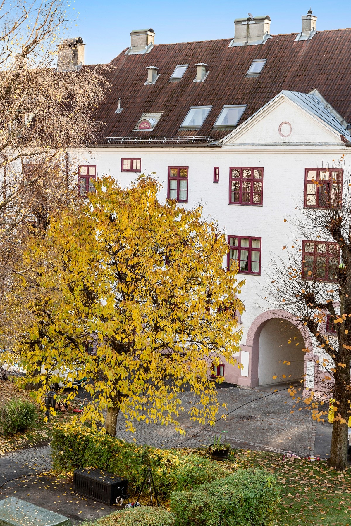 Boligen ligger i populære kvartal X som er en av tre selveiergårder i den klassiske bygårdsbebyggelsen på Torshov. Galleribilde