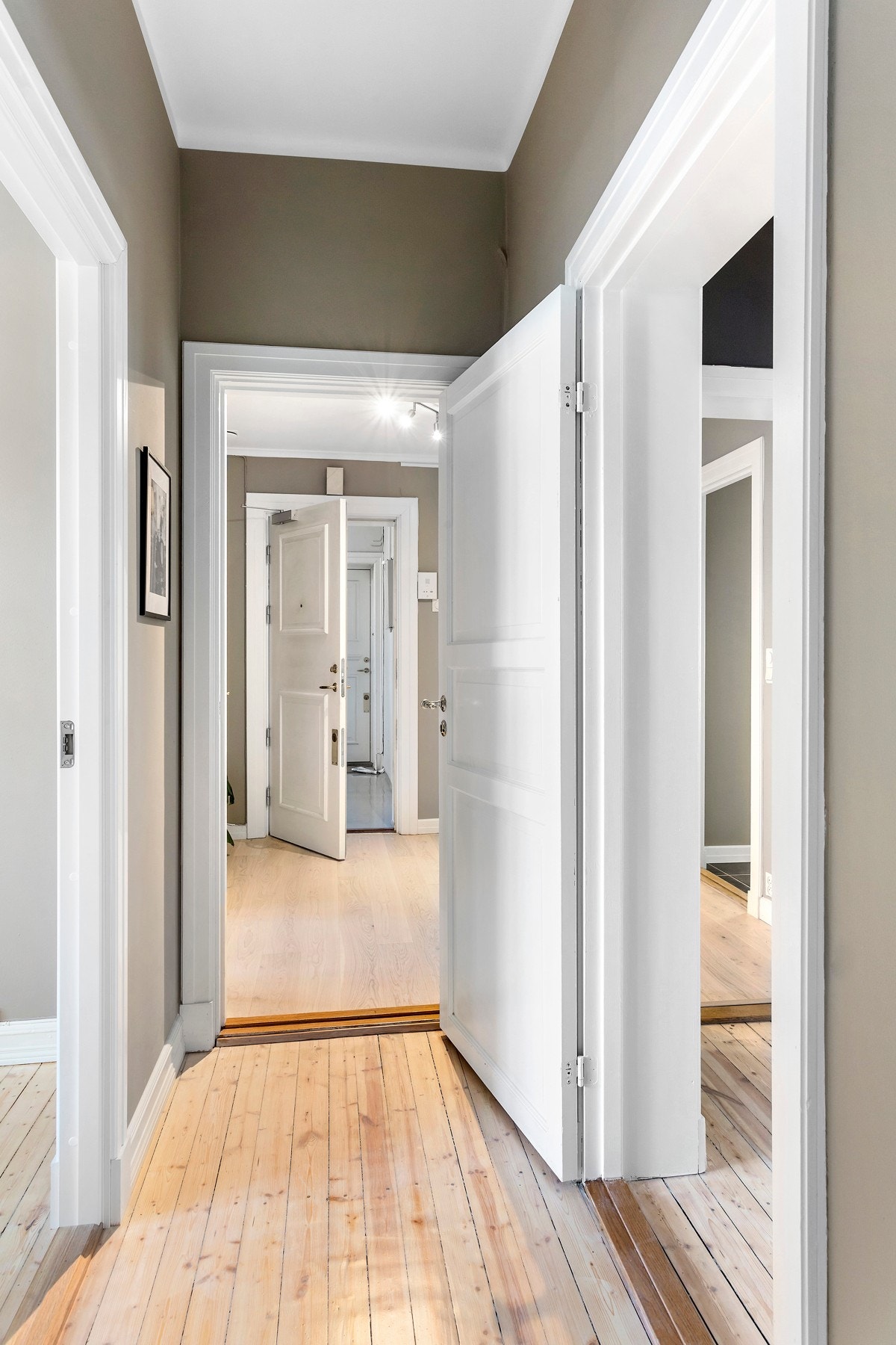 Lys gang som deler rommene i leiligheten på en god måte. Galleribilde