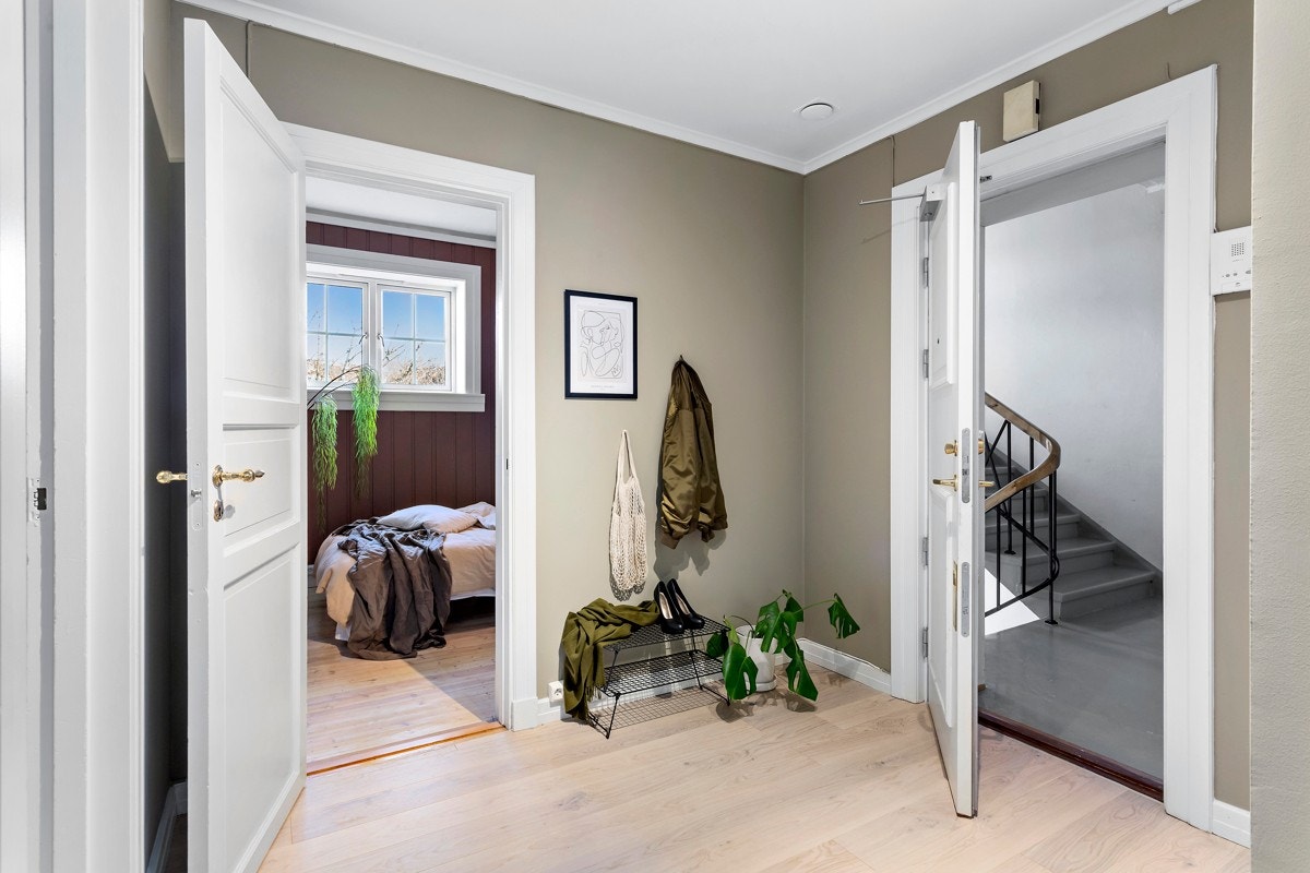 Praktisk entré/gang med god plass for oppheng av yttertøy og plassering av skotøy. Dørtelefon med portåpner. Adkomst til råloftet. Galleribilde