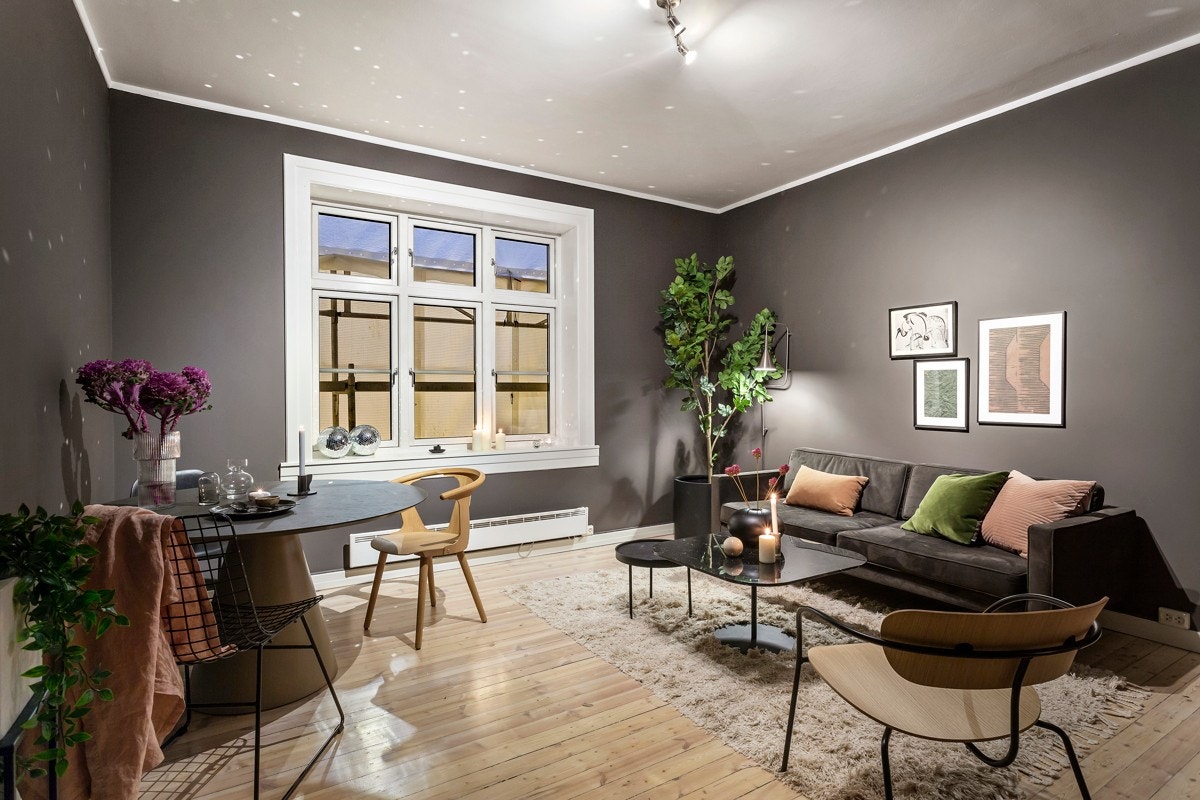 Fantastisk oppholdsrom med plass til sofaavdeling og spisestue. Galleribilde