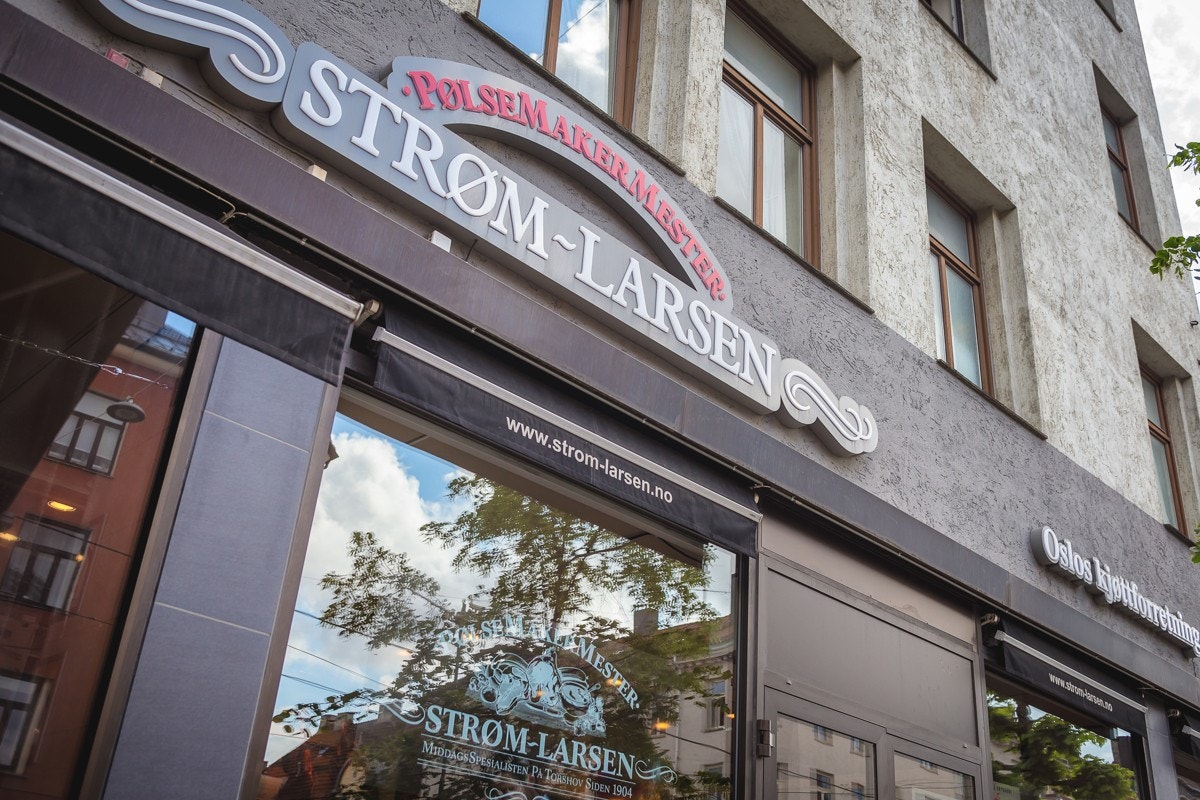 Det er en rekke småbutikker og spesialforretninger i Vogts gate, der den lokale slakter og delikatesseforretning Strøm Larsen bør nevnes. Galleribilde