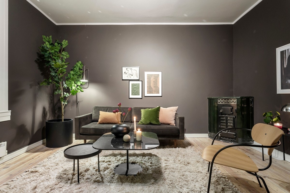 Leiligheten er delvis overflateoppusset i 2019 med hovedsakelig nyslipte og lakkerte, originale tregulv samt 1-stavs hvitpigmentert eikeparkett. Galleribilde