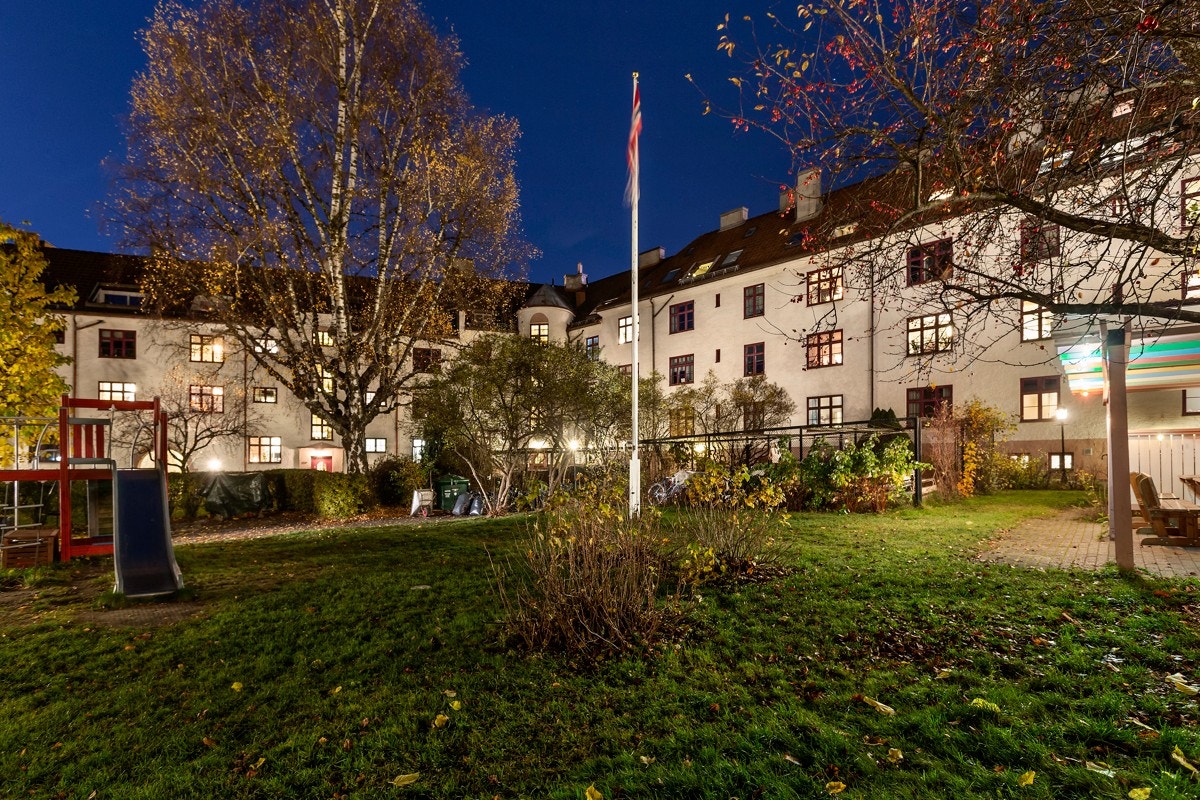 Pent opparbeidet indre gårdsrom med beplantning, internveier, sykkelparkering, sittegrupper og lekestativ. Galleribilde