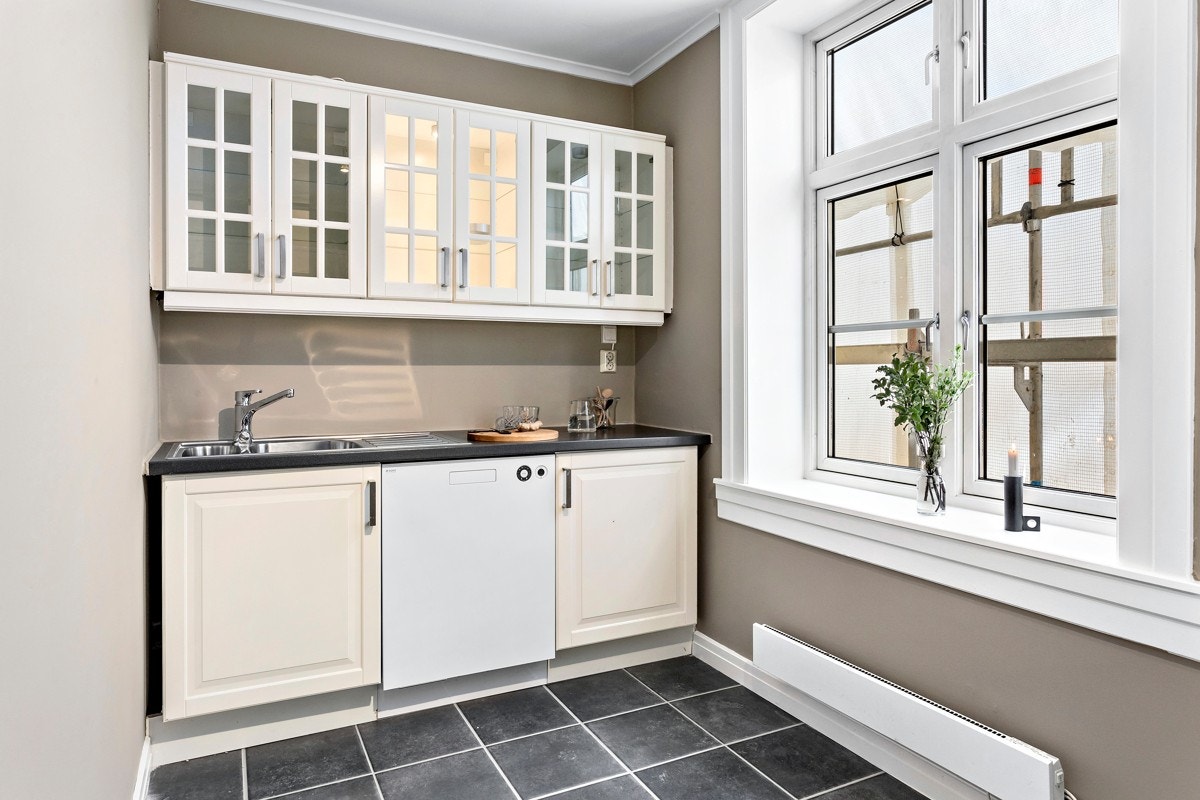 Flislignende laminat på gulv og downlights (halogen) i himling. Galleribilde