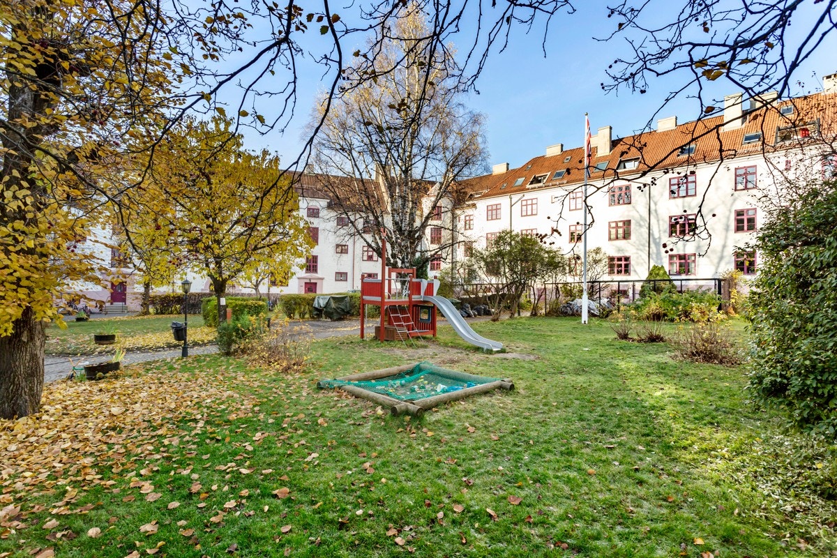 Fantastisk, parkmessig opparbeidet indre gårdsrom med plen, beplantning, lekestativer, sittegrupper og internveier som bidrar til godt samhold blant beboerne. Galleribilde