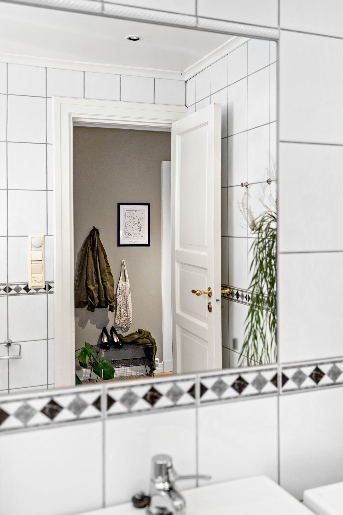 Dusjhjørne med buet front, skyvedører, hjelpesluk og termostatstyrt blandebatteri. Galleribilde