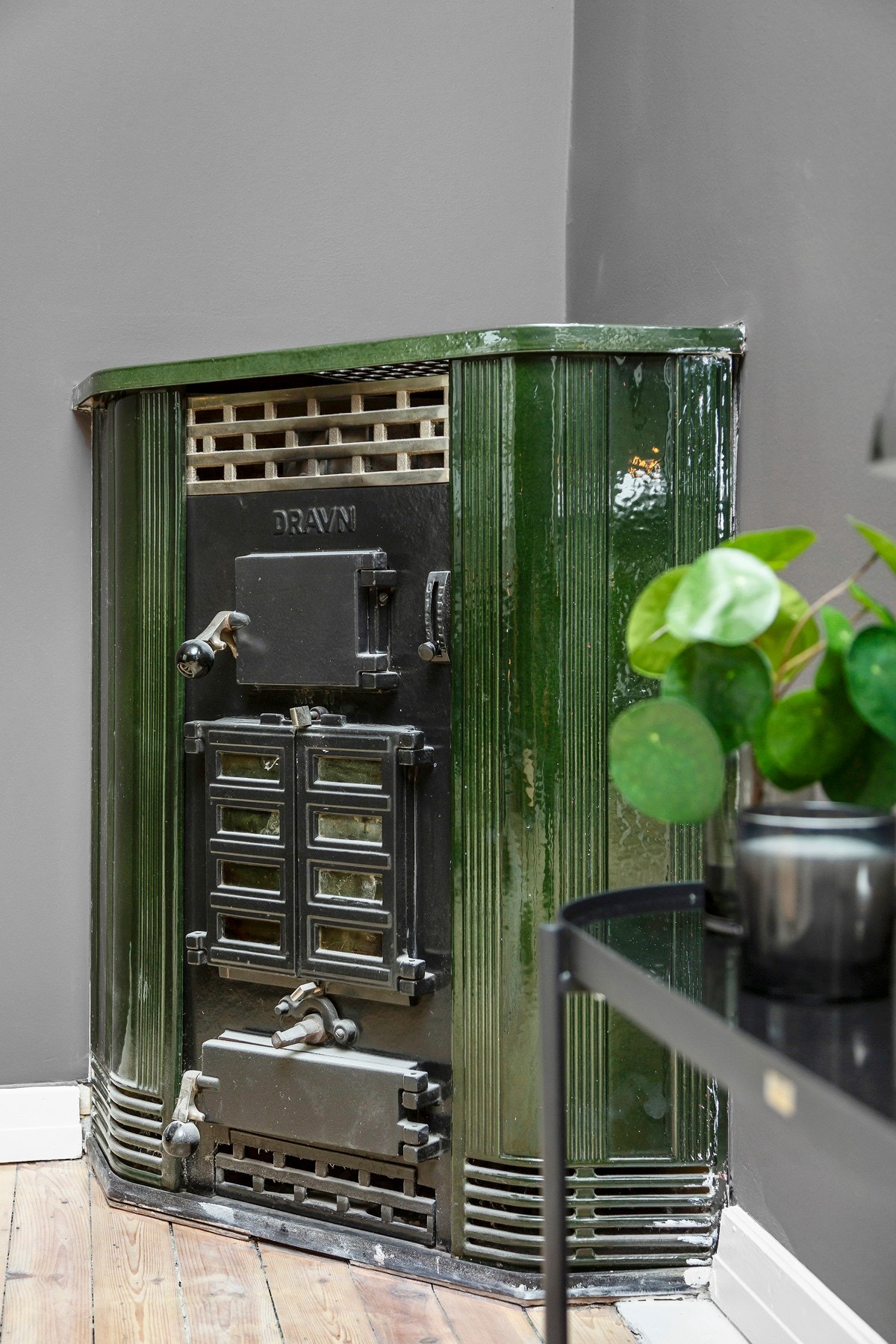 Hyggelig hjørnekamin som bidrar god varme og atmosfære på kalde høst- og vinterkvelder. Galleribilde