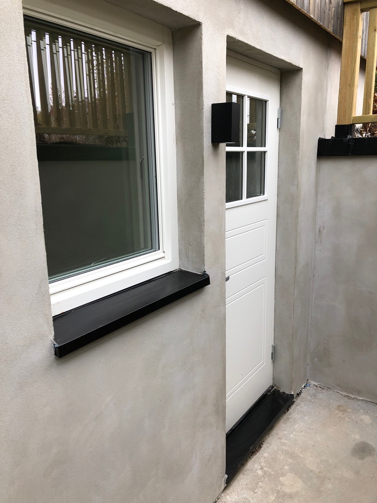 Inngangsdør og kjøkkenvindu Galleribilde