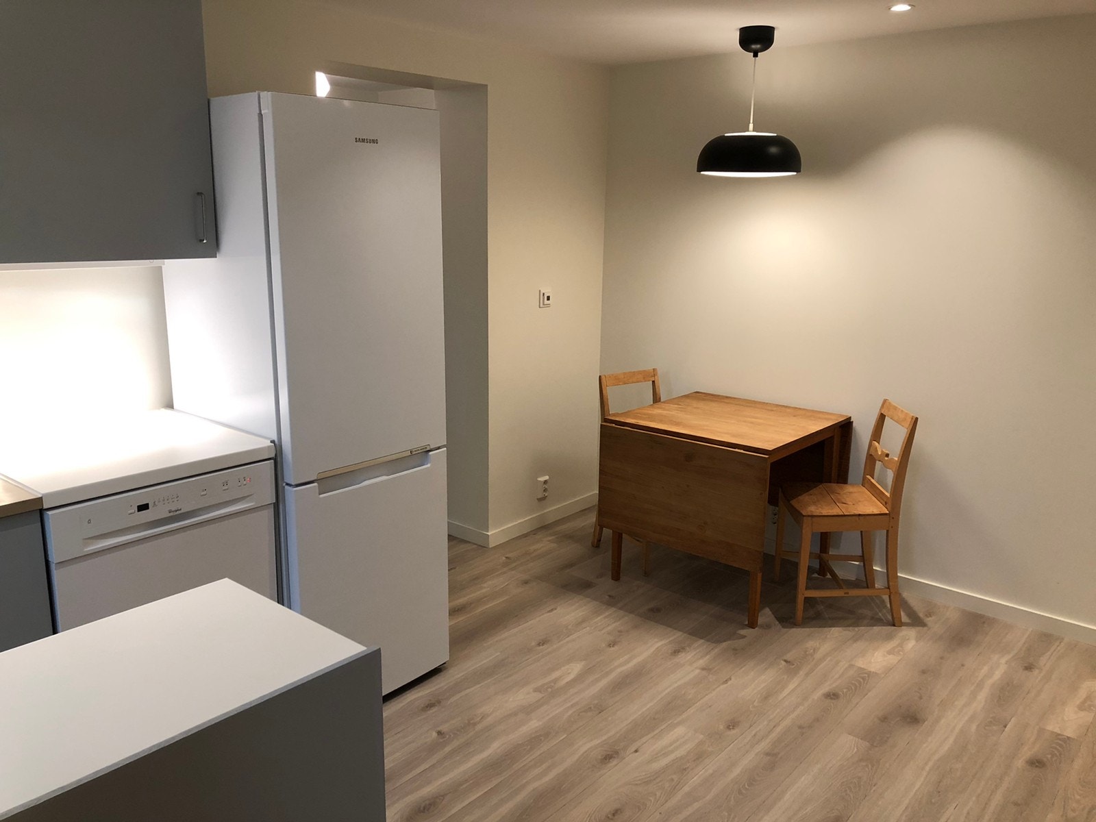 Bord og stoler medfølger ikke. Galleribilde