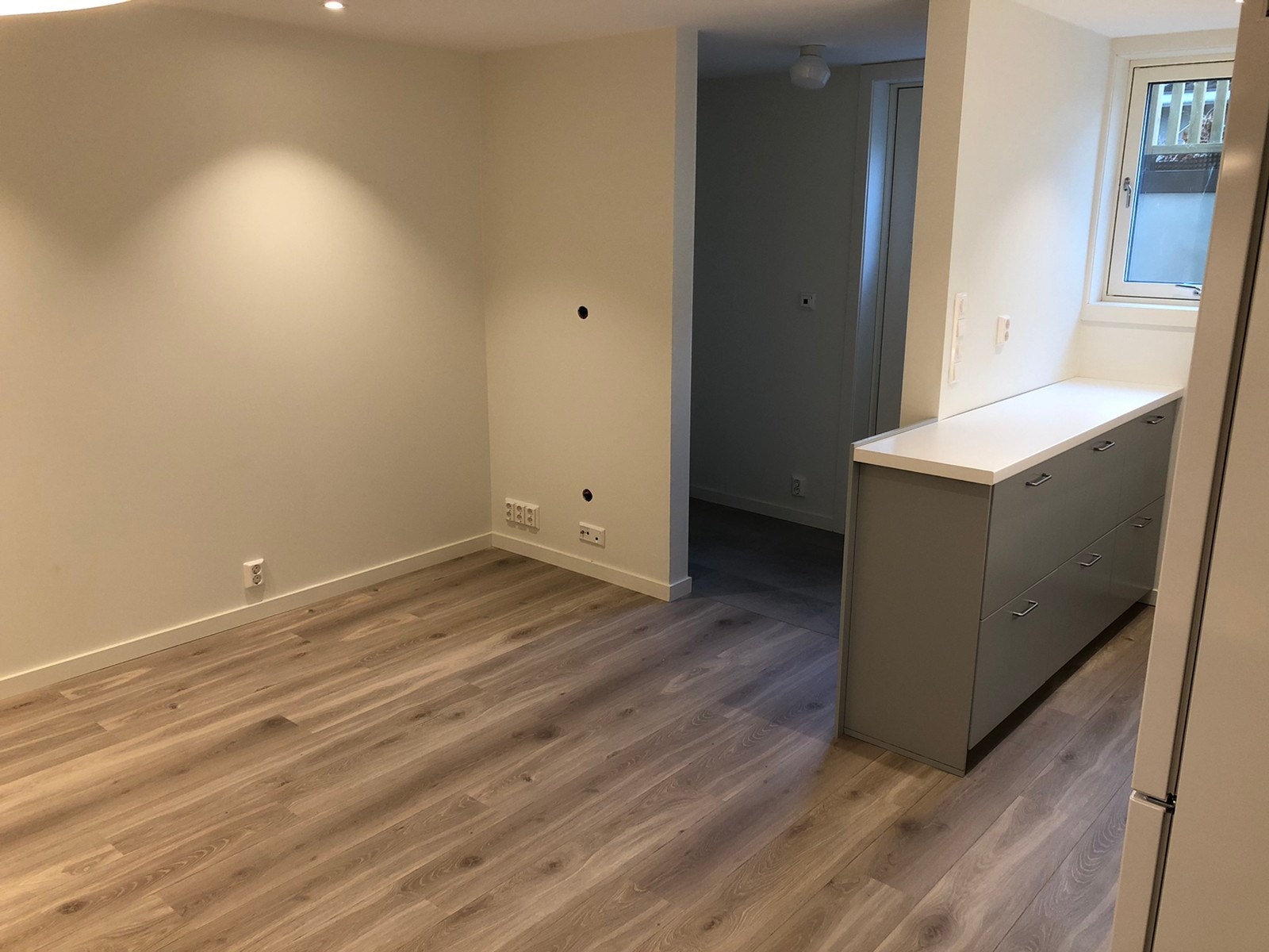 Opplegg for TV på veggen mot vindfanget Galleribilde