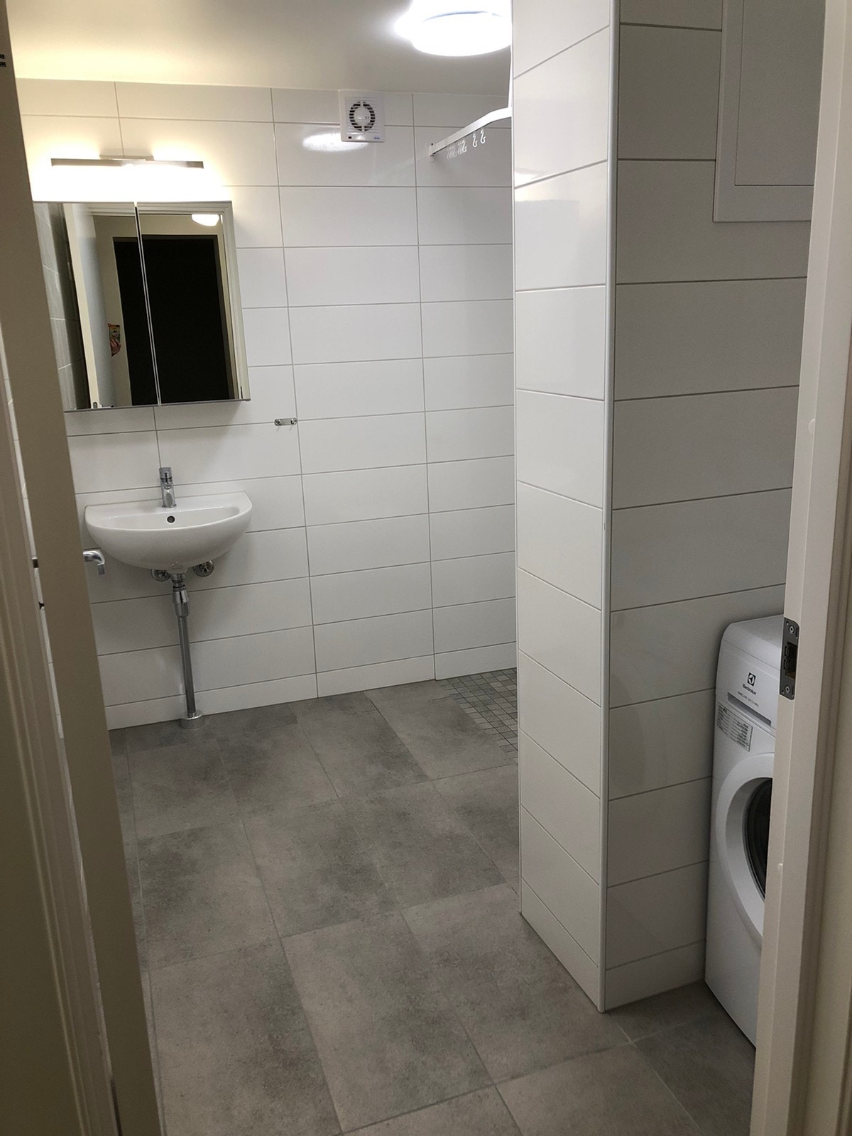 Flislagt romslig bad Galleribilde