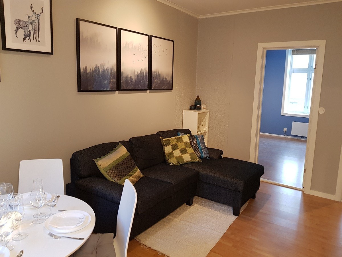 Stue: Sofa med chaise longue, utsikt til soverom 1 (NB: Vi har skiftet ut sofaen) Galleribilde