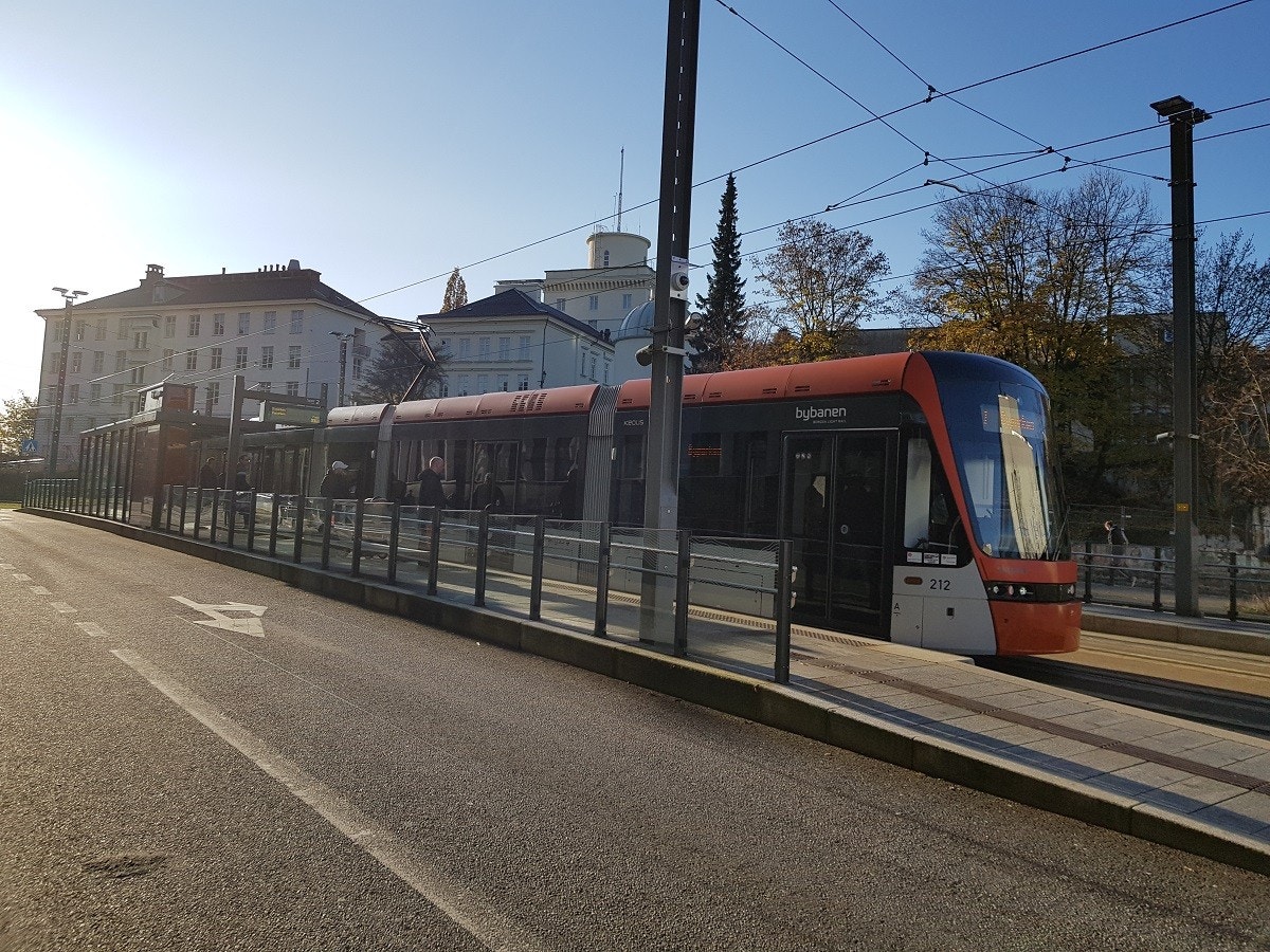 Kollektivtraffikk: Bybanen går blant annet til Kronstad (Høyskolen), Nesttun og Flesland Flyplass, og man kan skifte til linje til Fyllingsdalen på Kronstad Galleribilde
