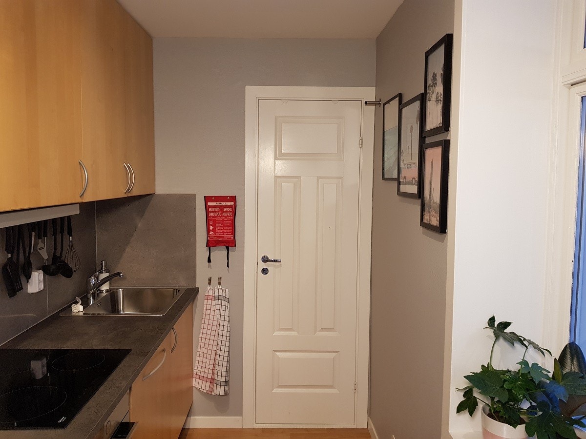 Kjøkken: Ser mot dør til bad Galleribilde