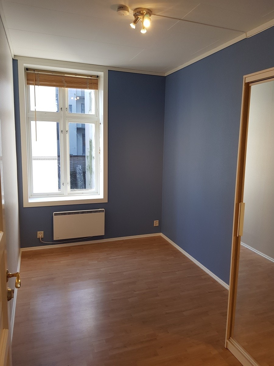 Soverom 2: Garderobeskap med speil til høyre, vindu mot rolig gate Galleribilde