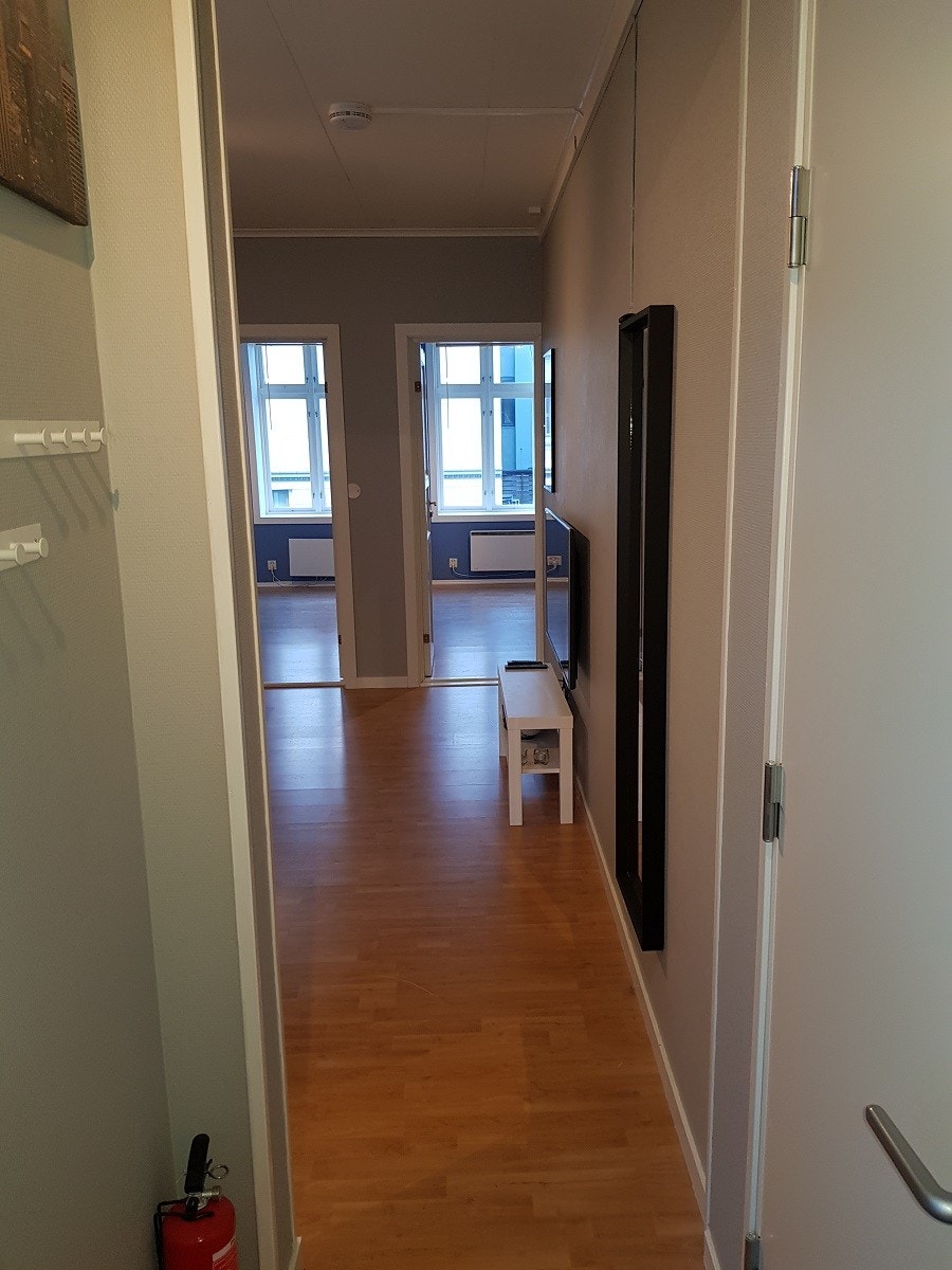 Kjøkken: Ser ut mot stue og soverom 1 og 2 i enden Galleribilde